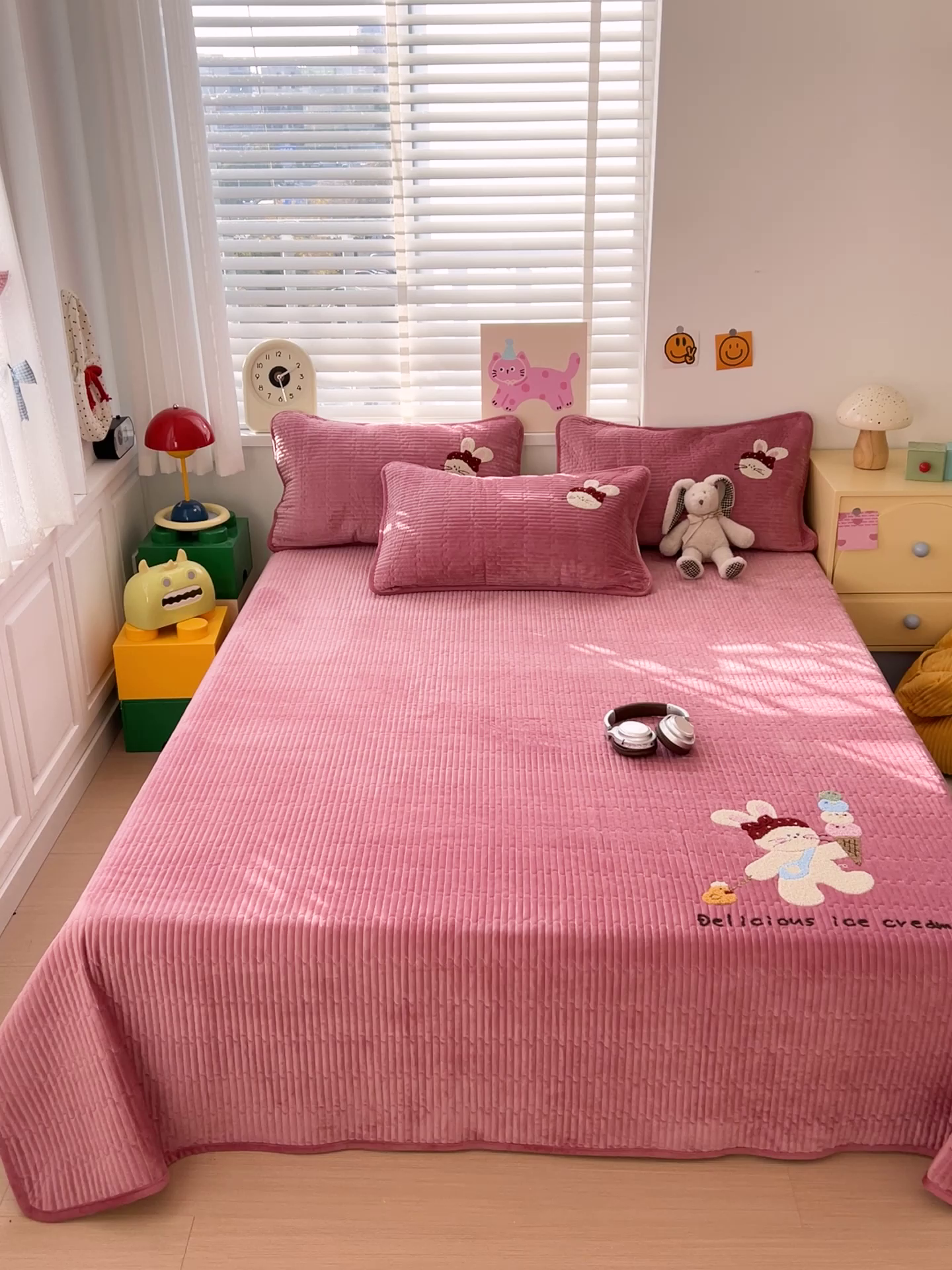 91家纺网 家纺一手货源 找家纺 鑫喜莱家纺 2025新款原创宝宝绒毛巾绣床盖三件套单床盖床垫单件床盖 冰淇淋兔