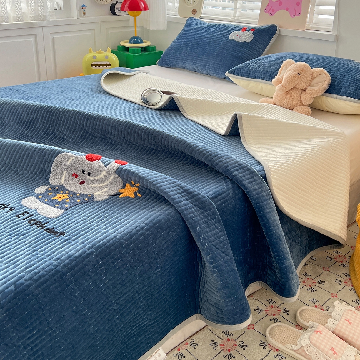 91家纺网 家纺一手货源 找家纺 鑫喜莱家纺 2025新款原创宝宝绒毛巾绣床盖三件套单床盖床垫单件床盖 魔法小象