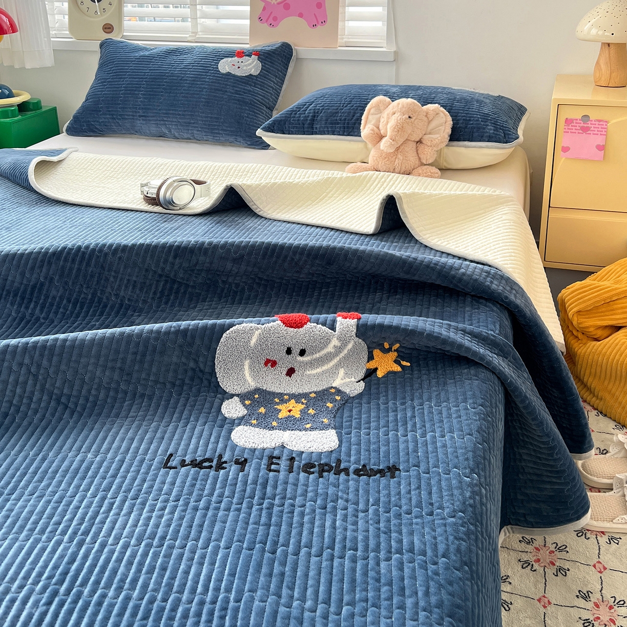 91家纺网 家纺一手货源 找家纺 鑫喜莱家纺 2025新款原创宝宝绒毛巾绣床盖三件套单床盖床垫单件床盖 魔法小象