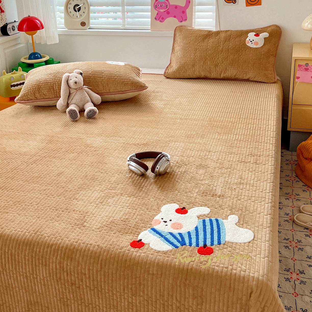 91家纺网 家纺一手货源 找家纺 鑫喜莱家纺 2025新款原创宝宝绒毛巾绣床盖三件套单床盖床垫单件床盖 苹果小狗