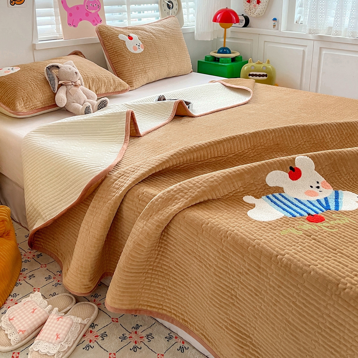 91家纺网 家纺一手货源 找家纺 鑫喜莱家纺 2025新款原创宝宝绒毛巾绣床盖三件套单床盖床垫单件床盖 苹果小狗