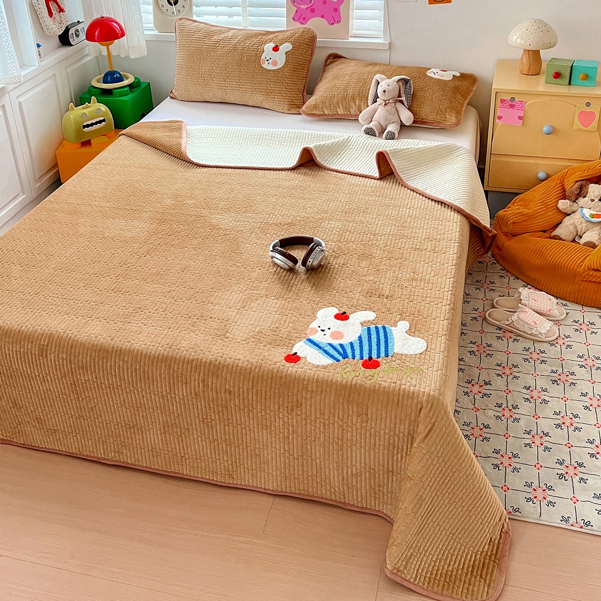 91家纺网 家纺一手货源 找家纺 鑫喜莱家纺 2025新款原创宝宝绒毛巾绣床盖三件套单床盖床垫单件床盖 苹果小狗