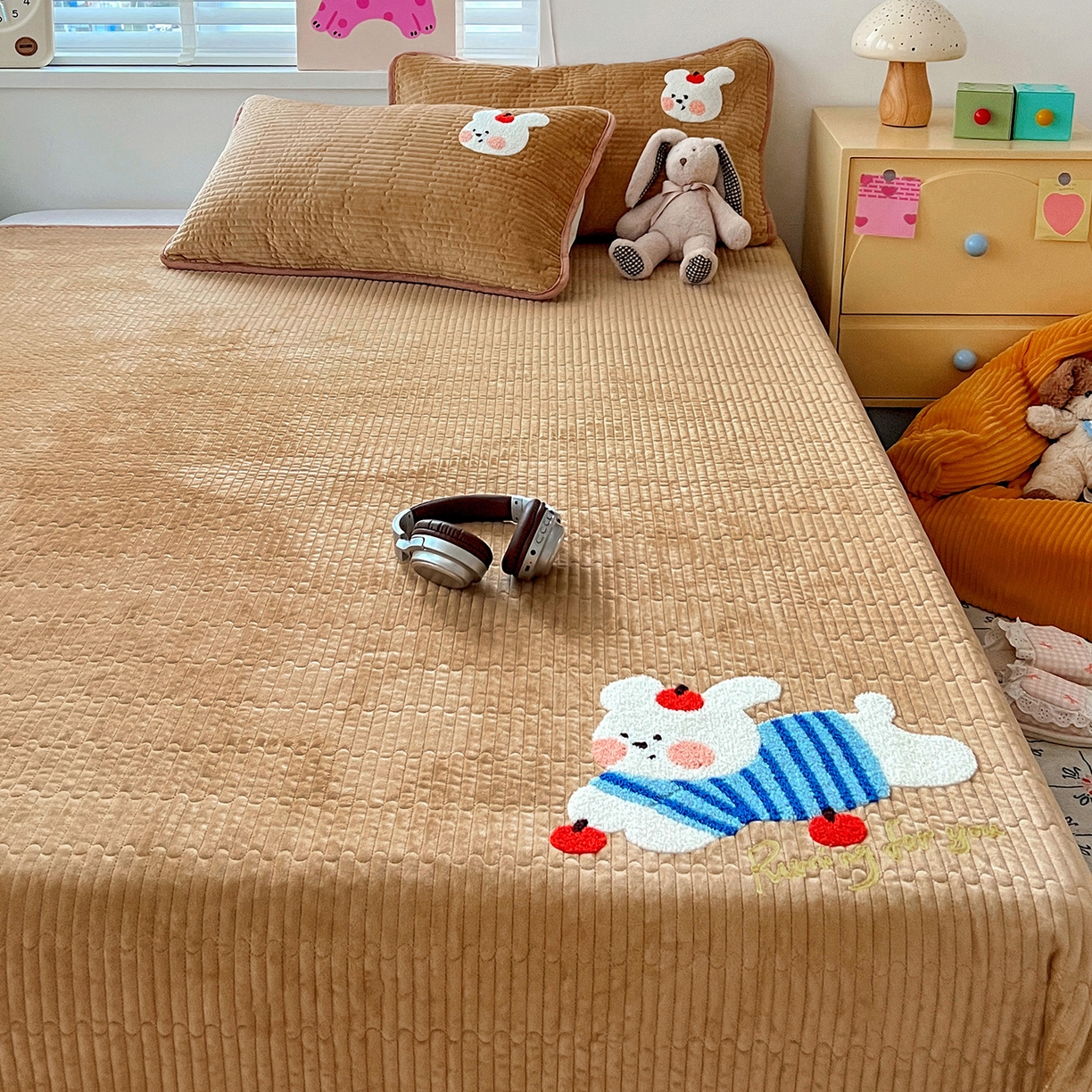 91家纺网 家纺一手货源 找家纺 鑫喜莱家纺 2025新款原创宝宝绒毛巾绣床盖三件套单床盖床垫单件床盖 苹果小狗