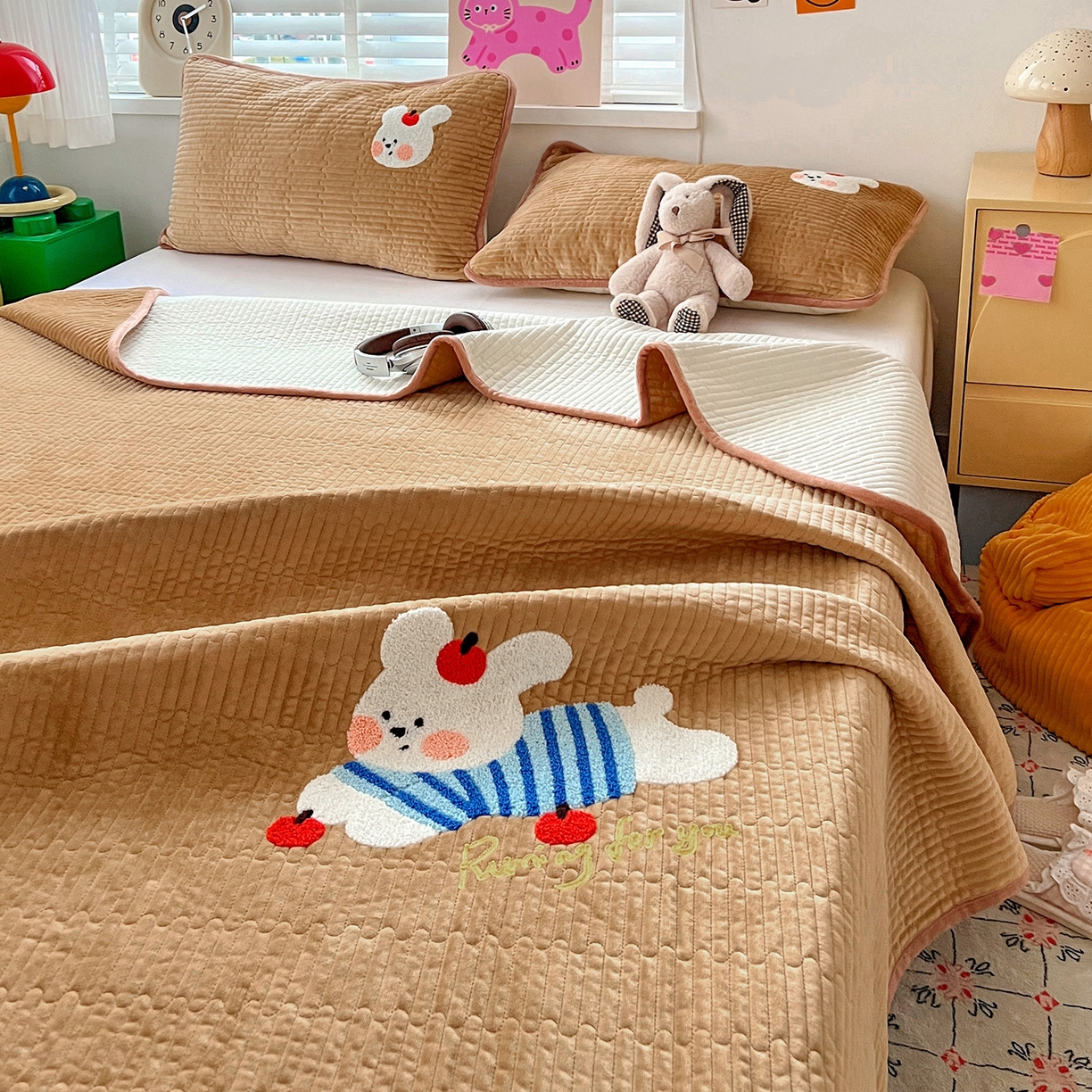 91家纺网 家纺一手货源 找家纺 鑫喜莱家纺 2025新款原创宝宝绒毛巾绣床盖三件套单床盖床垫单件床盖 苹果小狗