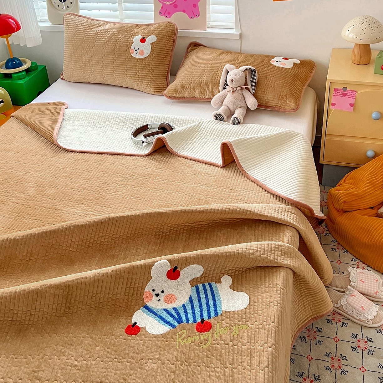 91家纺网 家纺一手货源 找家纺 鑫喜莱家纺 2025新款原创宝宝绒毛巾绣床盖三件套单床盖床垫单件床盖 苹果小狗