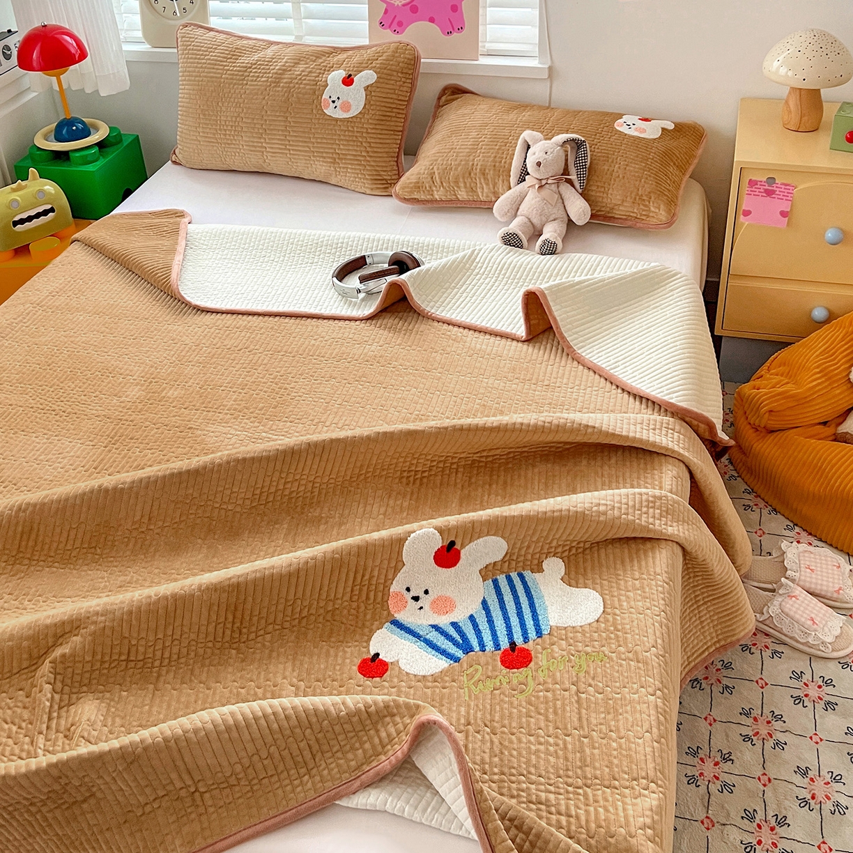 91家纺网 家纺一手货源 找家纺 鑫喜莱家纺 2025新款原创宝宝绒毛巾绣床盖三件套单床盖床垫单件床盖 苹果小狗