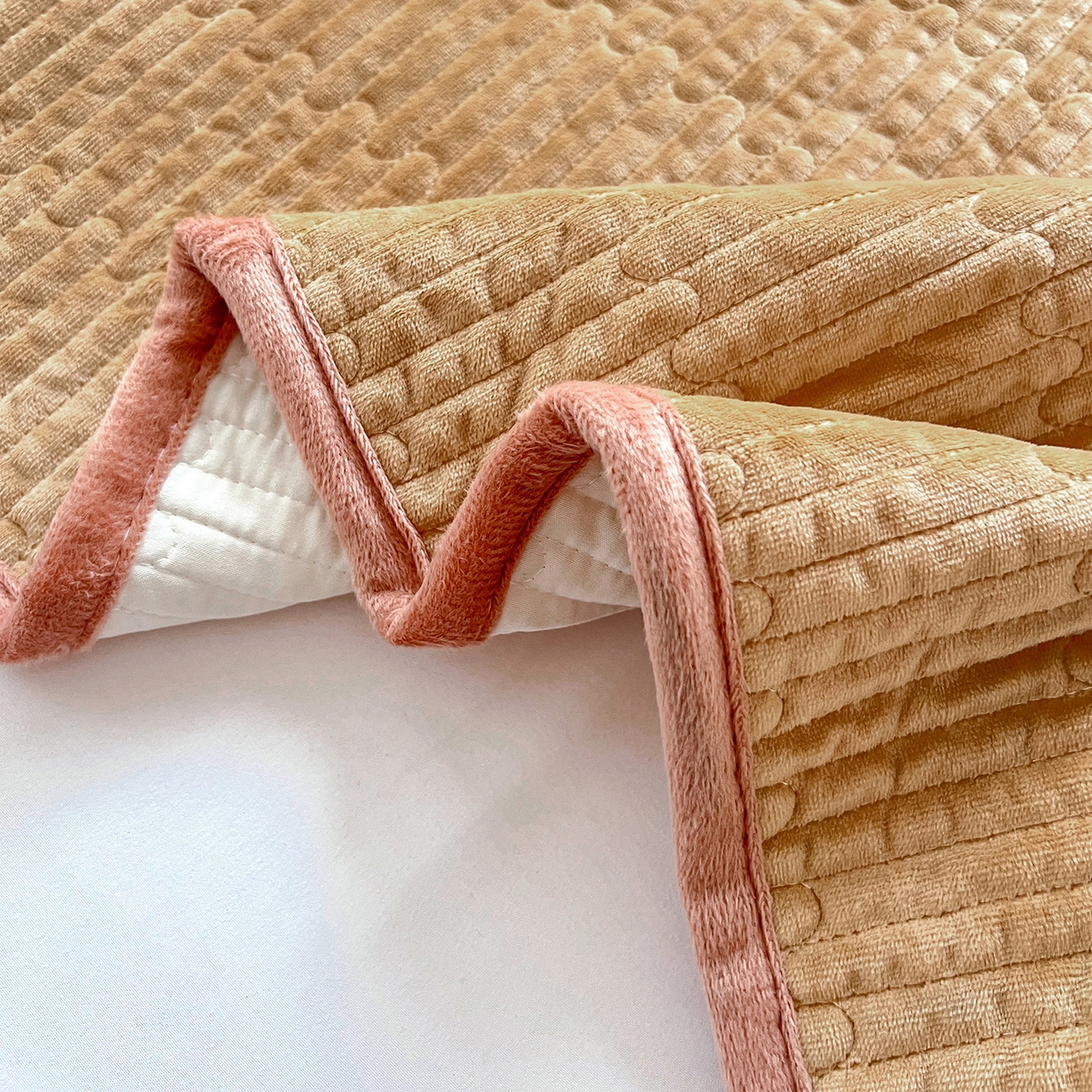 91家纺网 家纺一手货源 找家纺 鑫喜莱家纺 2025新款原创宝宝绒毛巾绣床盖三件套单床盖床垫单件床盖 苹果小狗