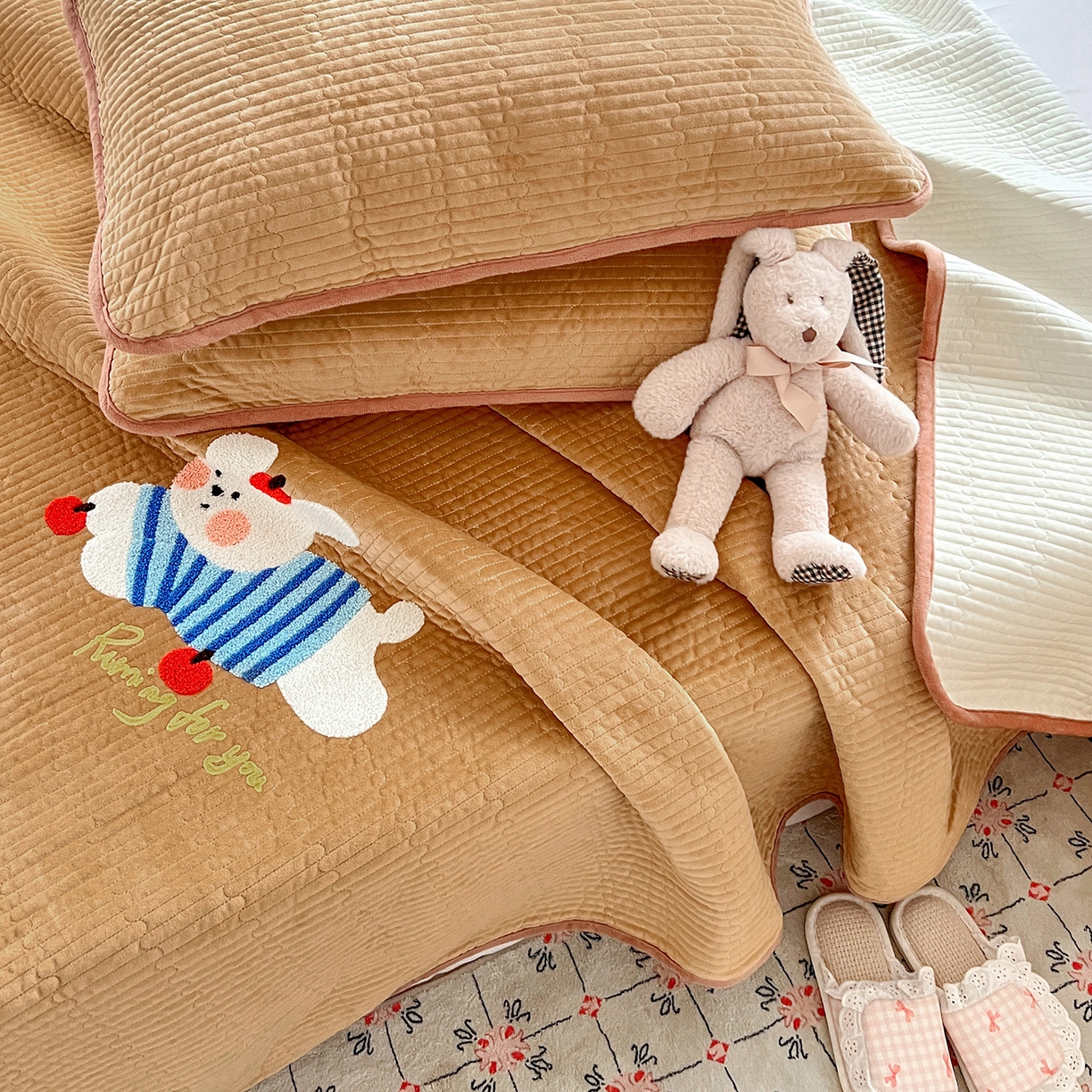 91家纺网 家纺一手货源 找家纺 鑫喜莱家纺 2025新款原创宝宝绒毛巾绣床盖三件套单床盖床垫单件床盖 苹果小狗