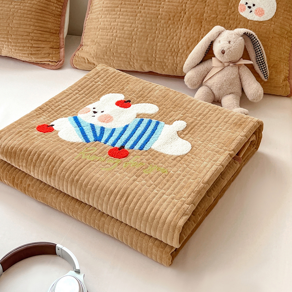 91家纺网 家纺一手货源 找家纺 鑫喜莱家纺 2025新款原创宝宝绒毛巾绣床盖三件套单床盖床垫单件床盖 苹果小狗