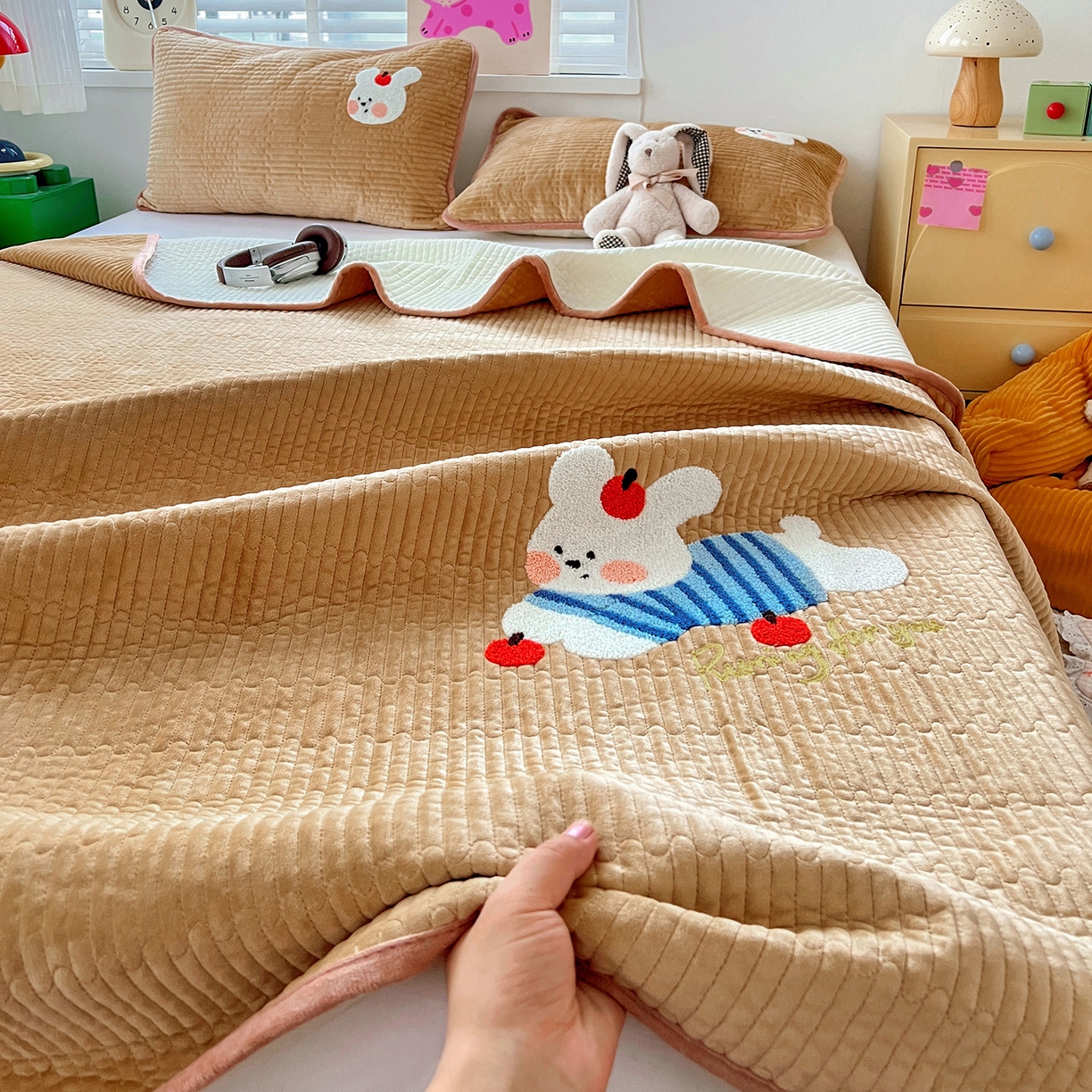 91家纺网 家纺一手货源 找家纺 鑫喜莱家纺 2025新款原创宝宝绒毛巾绣床盖三件套单床盖床垫单件床盖 苹果小狗