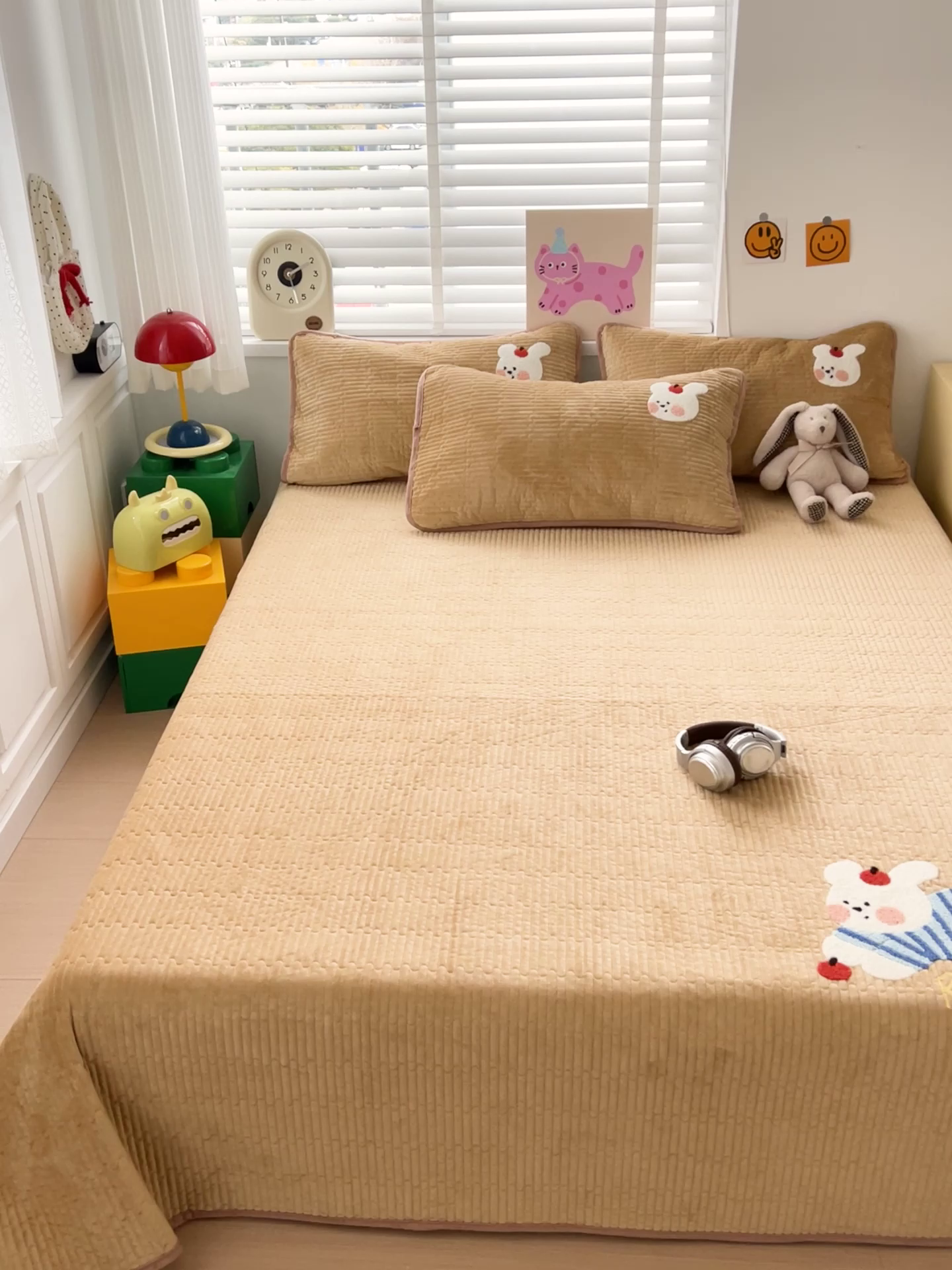 91家纺网 家纺一手货源 找家纺 鑫喜莱家纺 2025新款原创宝宝绒毛巾绣床盖三件套单床盖床垫单件床盖 苹果小狗