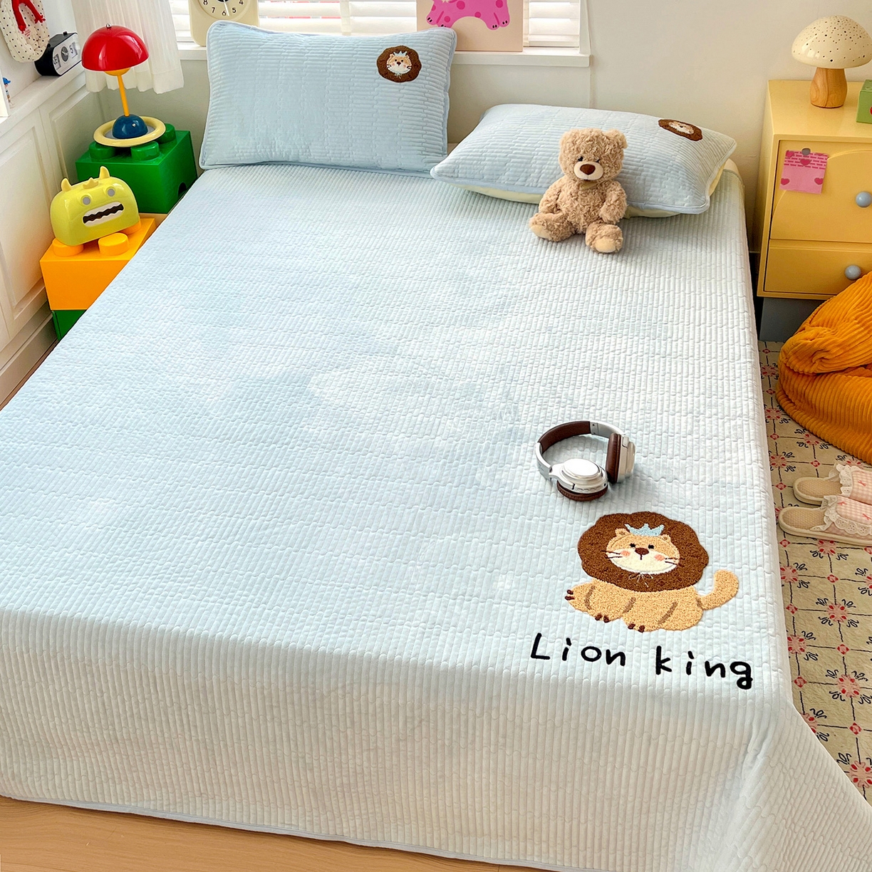 91家纺网 家纺一手货源 找家纺 鑫喜莱家纺 2025新款原创宝宝绒毛巾绣床盖三件套单床盖床垫单件床盖 狮子王