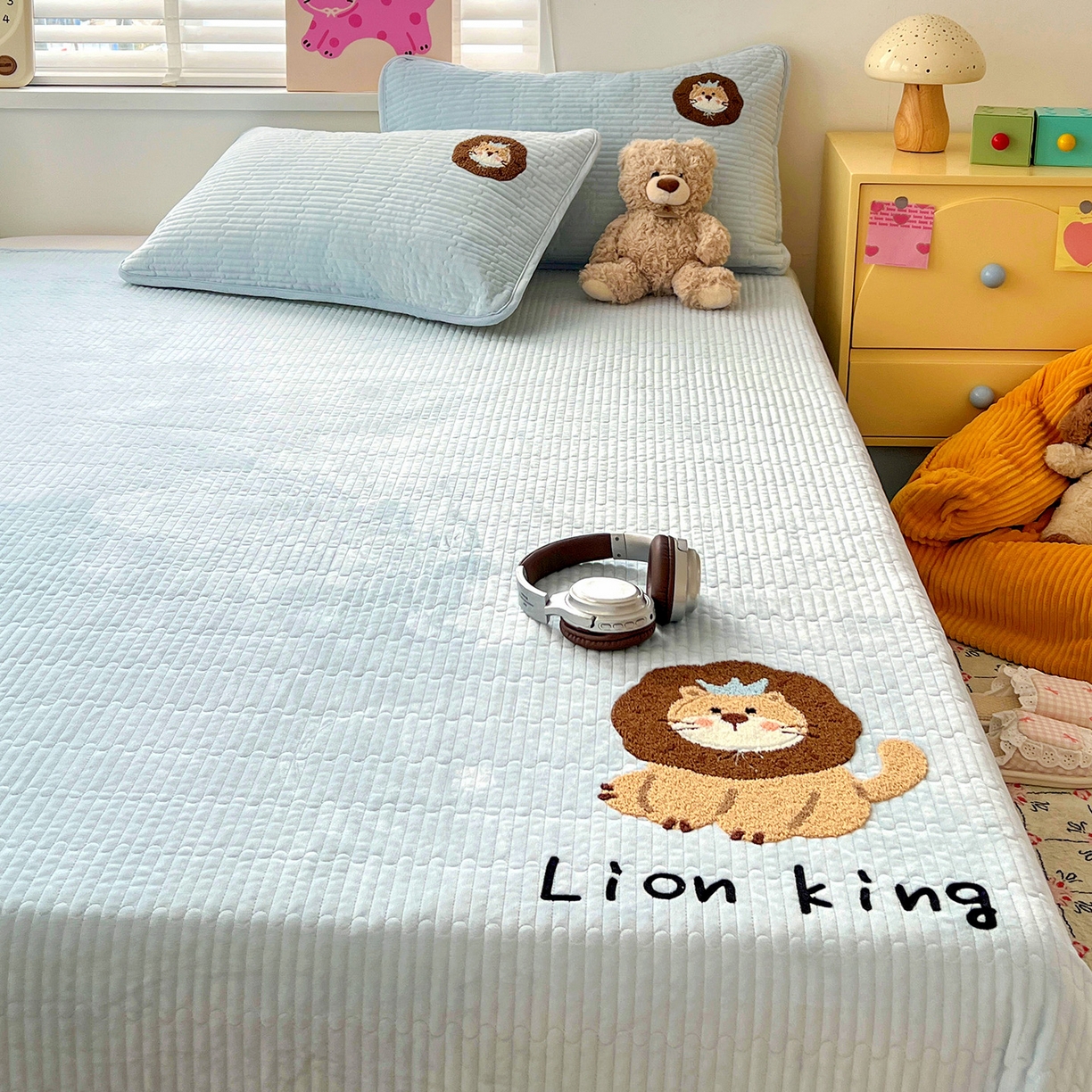 91家纺网 家纺一手货源 找家纺 鑫喜莱家纺 2025新款原创宝宝绒毛巾绣床盖三件套单床盖床垫单件床盖 狮子王