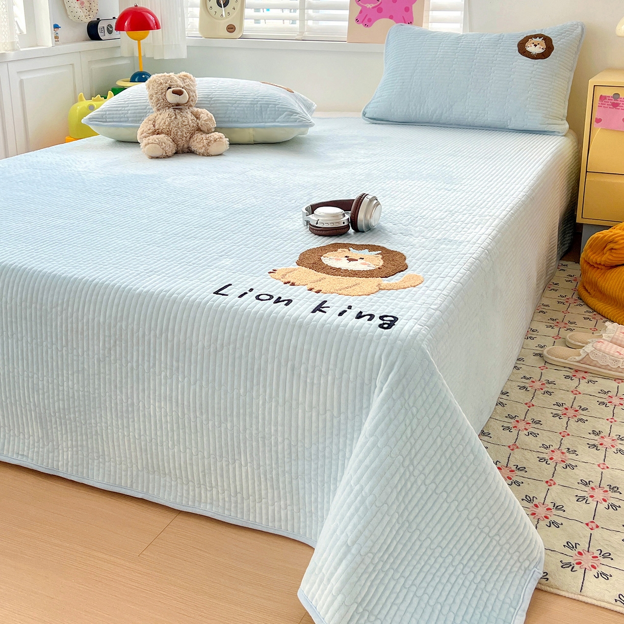 91家纺网 家纺一手货源 找家纺 鑫喜莱家纺 2025新款原创宝宝绒毛巾绣床盖三件套单床盖床垫单件床盖 狮子王