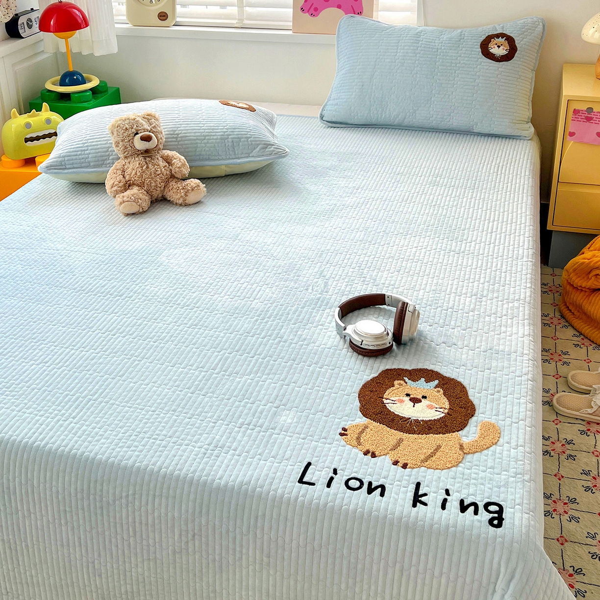 91家纺网 家纺一手货源 找家纺 鑫喜莱家纺 2025新款原创宝宝绒毛巾绣床盖三件套单床盖床垫单件床盖 狮子王