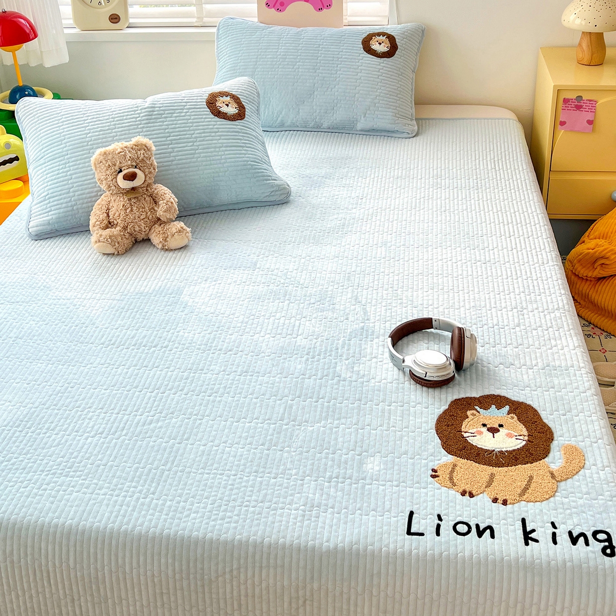 91家纺网 家纺一手货源 找家纺 鑫喜莱家纺 2025新款原创宝宝绒毛巾绣床盖三件套单床盖床垫单件床盖 狮子王