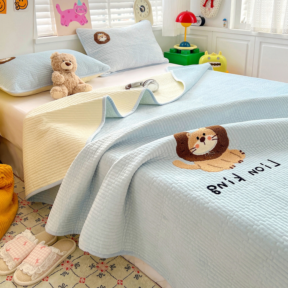 91家纺网 家纺一手货源 找家纺 鑫喜莱家纺 2025新款原创宝宝绒毛巾绣床盖三件套单床盖床垫单件床盖 狮子王