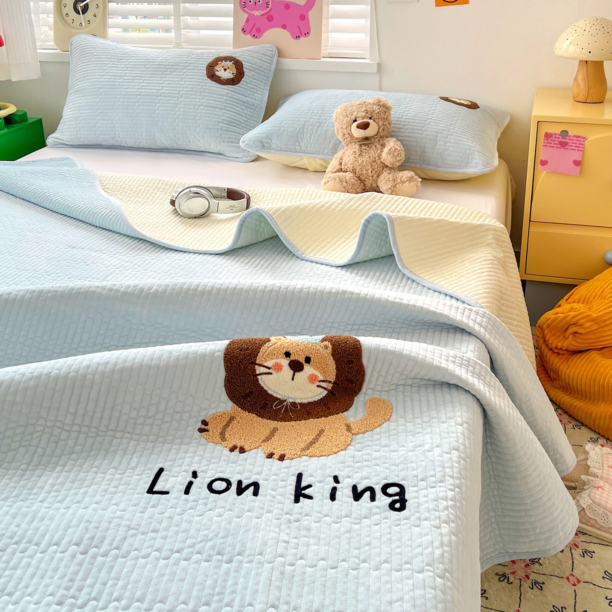 91家纺网 家纺一手货源 找家纺 鑫喜莱家纺 2025新款原创宝宝绒毛巾绣床盖三件套单床盖床垫单件床盖 狮子王