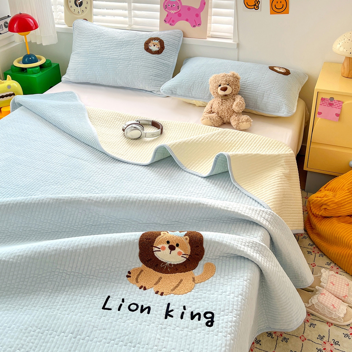 91家纺网 家纺一手货源 找家纺 鑫喜莱家纺 2025新款原创宝宝绒毛巾绣床盖三件套单床盖床垫单件床盖 狮子王