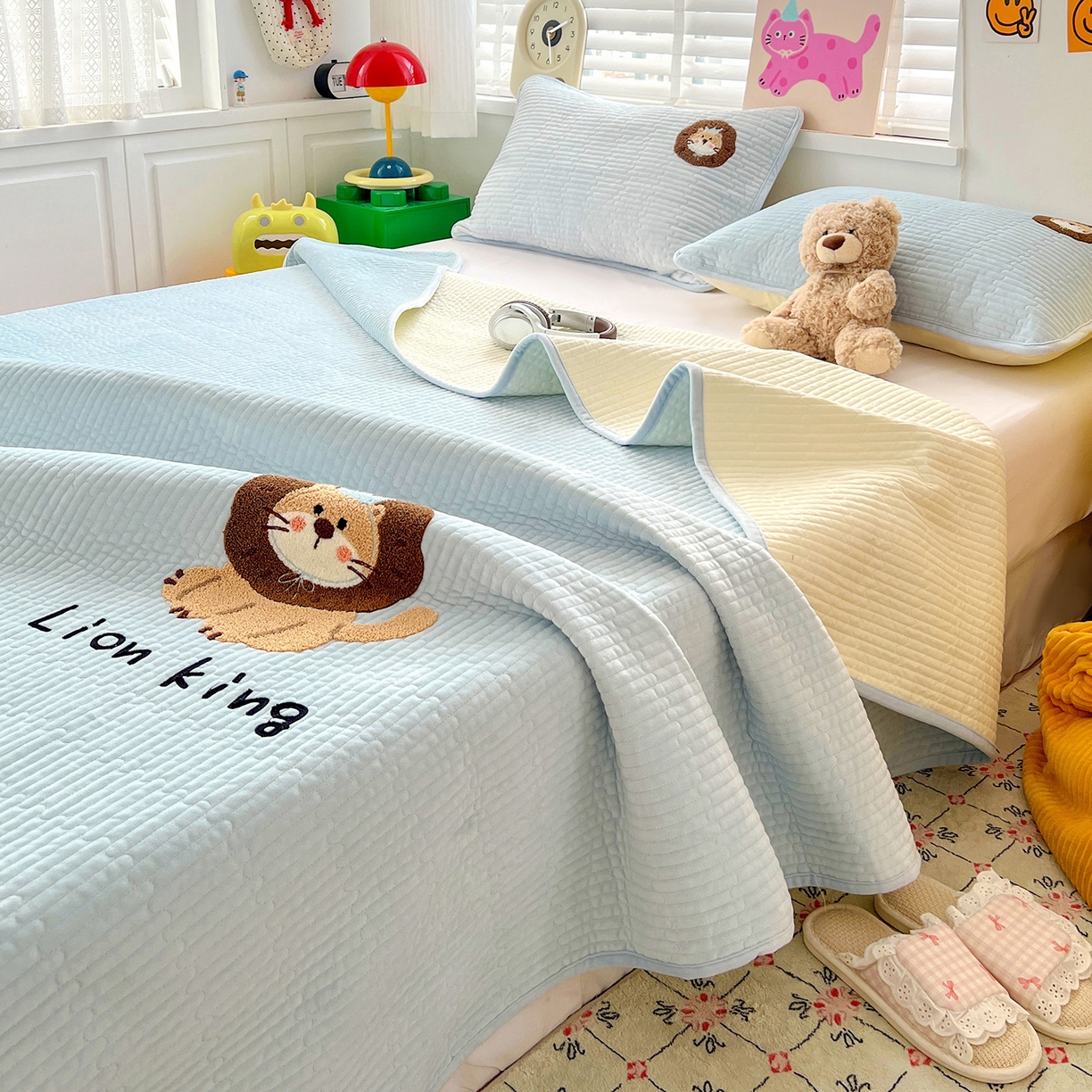 91家纺网 家纺一手货源 找家纺 鑫喜莱家纺 2025新款原创宝宝绒毛巾绣床盖三件套单床盖床垫单件床盖 狮子王
