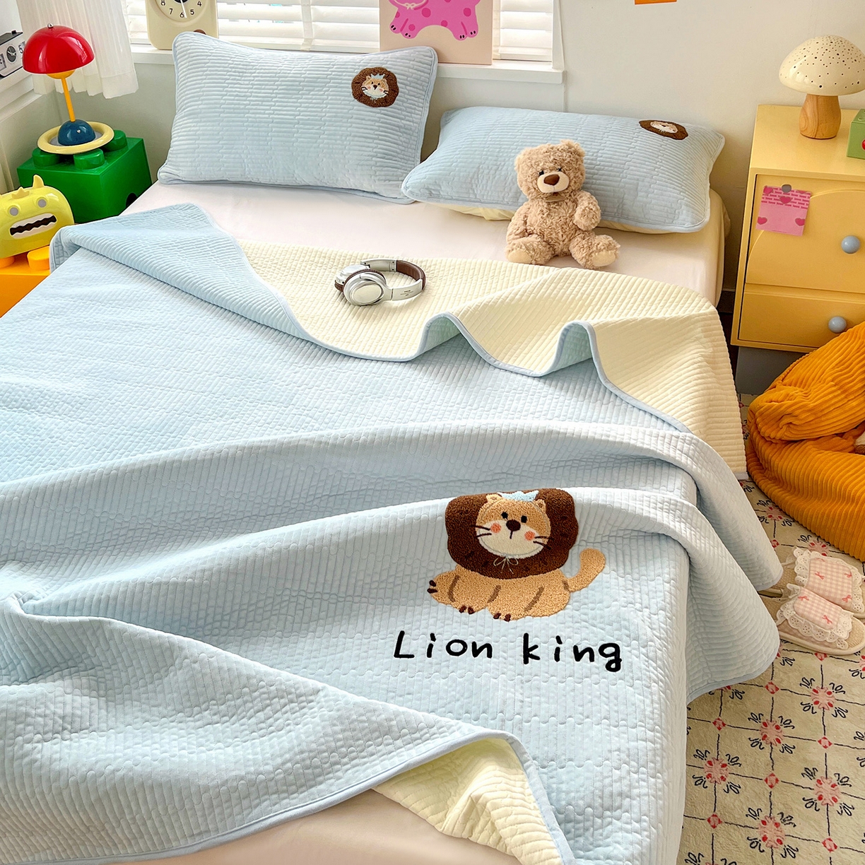 91家纺网 家纺一手货源 找家纺 鑫喜莱家纺 2025新款原创宝宝绒毛巾绣床盖三件套单床盖床垫单件床盖 狮子王