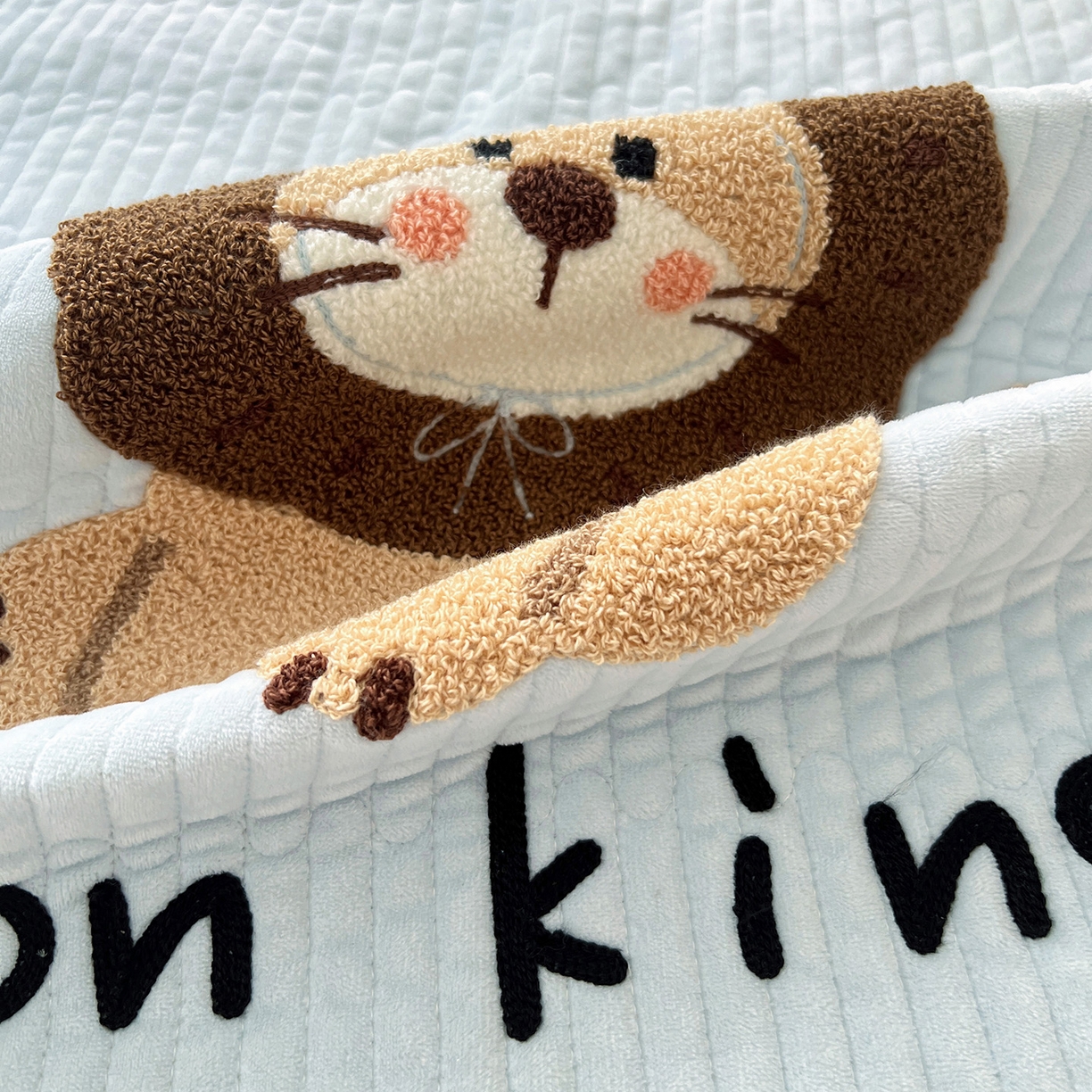 91家纺网 家纺一手货源 找家纺 鑫喜莱家纺 2025新款原创宝宝绒毛巾绣床盖三件套单床盖床垫单件床盖 狮子王