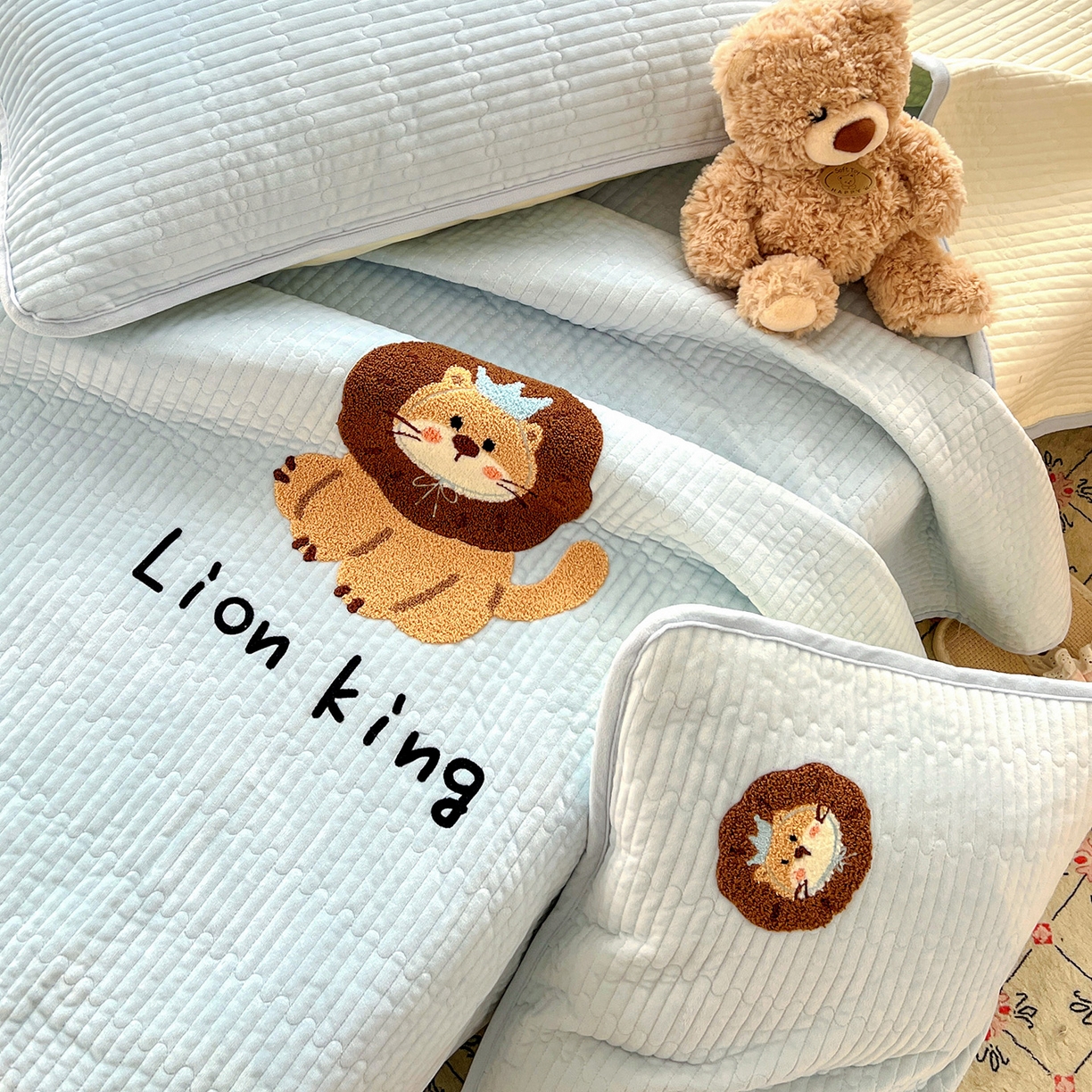 91家纺网 家纺一手货源 找家纺 鑫喜莱家纺 2025新款原创宝宝绒毛巾绣床盖三件套单床盖床垫单件床盖 狮子王