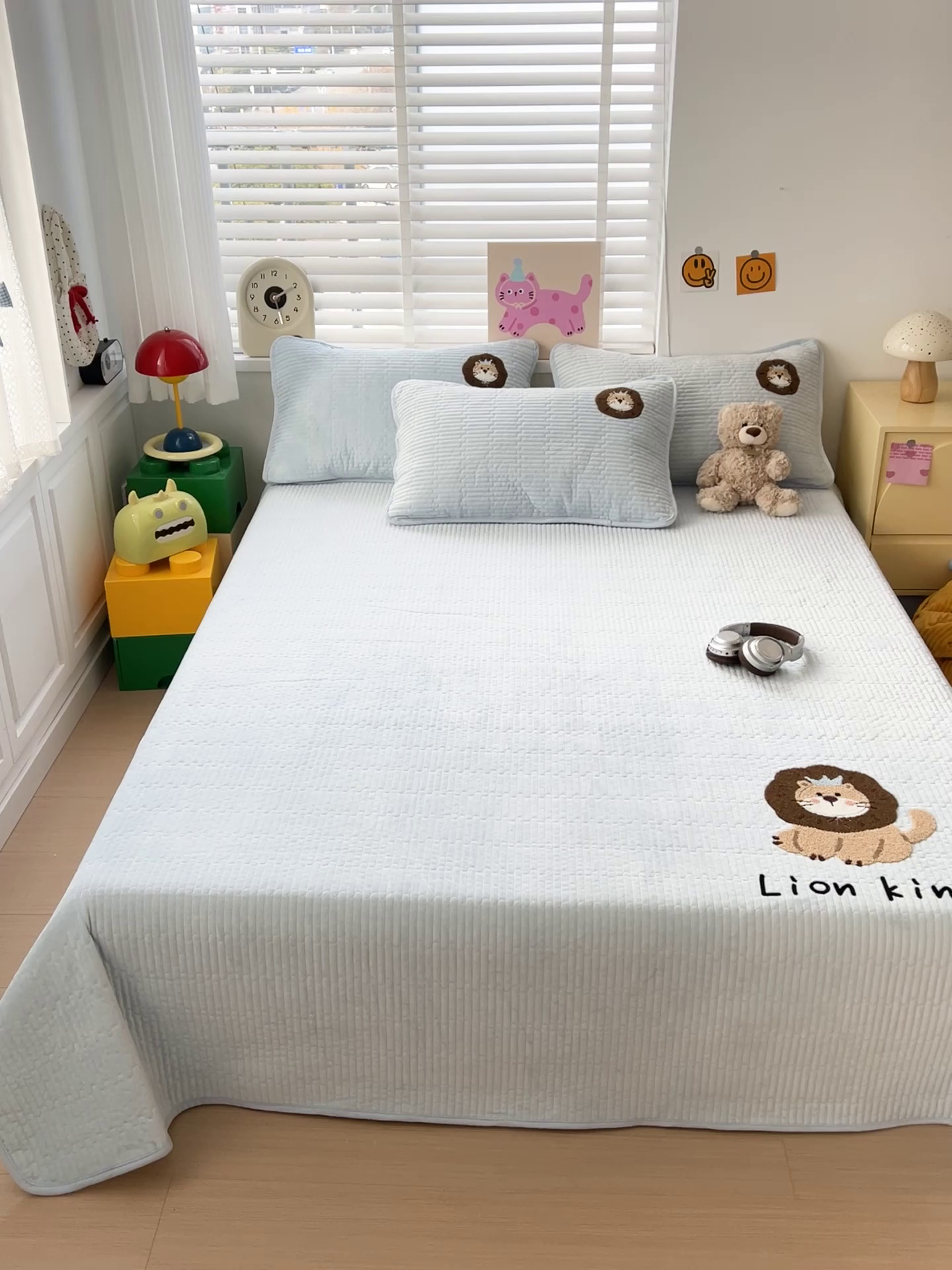 91家纺网 家纺一手货源 找家纺 鑫喜莱家纺 2025新款原创宝宝绒毛巾绣床盖三件套单床盖床垫单件床盖 狮子王