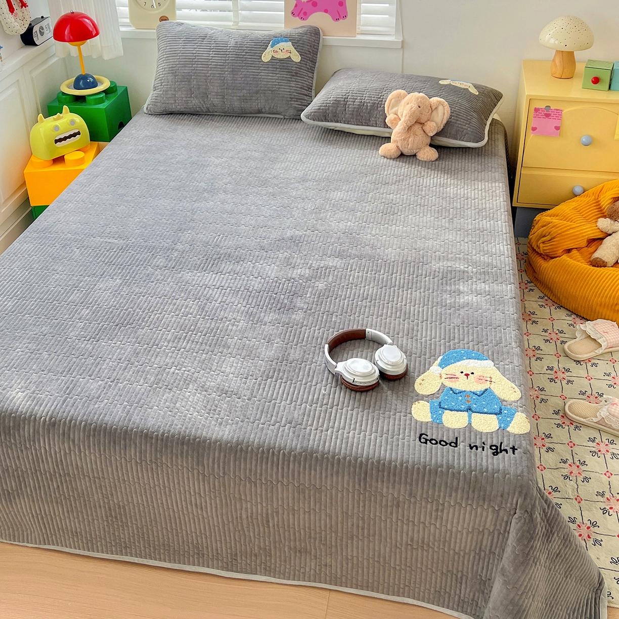 91家纺网 家纺一手货源 找家纺 鑫喜莱家纺 2025新款原创宝宝绒毛巾绣床盖三件套单床盖床垫单件床盖 晚安小兔