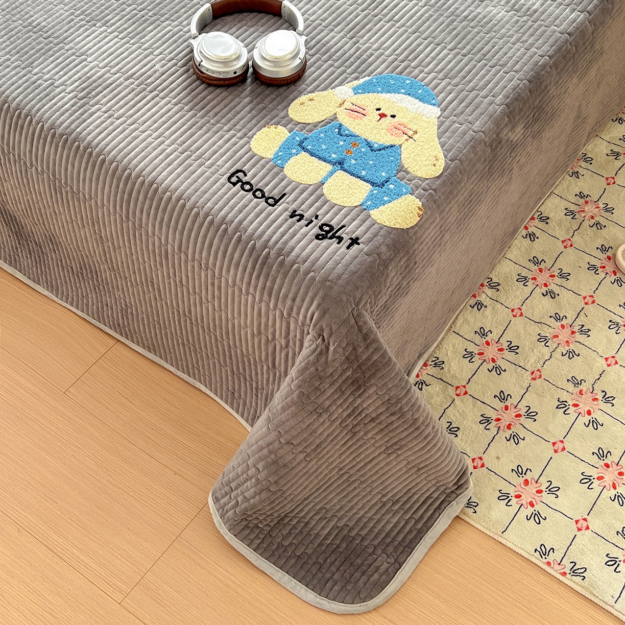 91家纺网 家纺一手货源 找家纺 鑫喜莱家纺 2025新款原创宝宝绒毛巾绣床盖三件套单床盖床垫单件床盖 晚安小兔