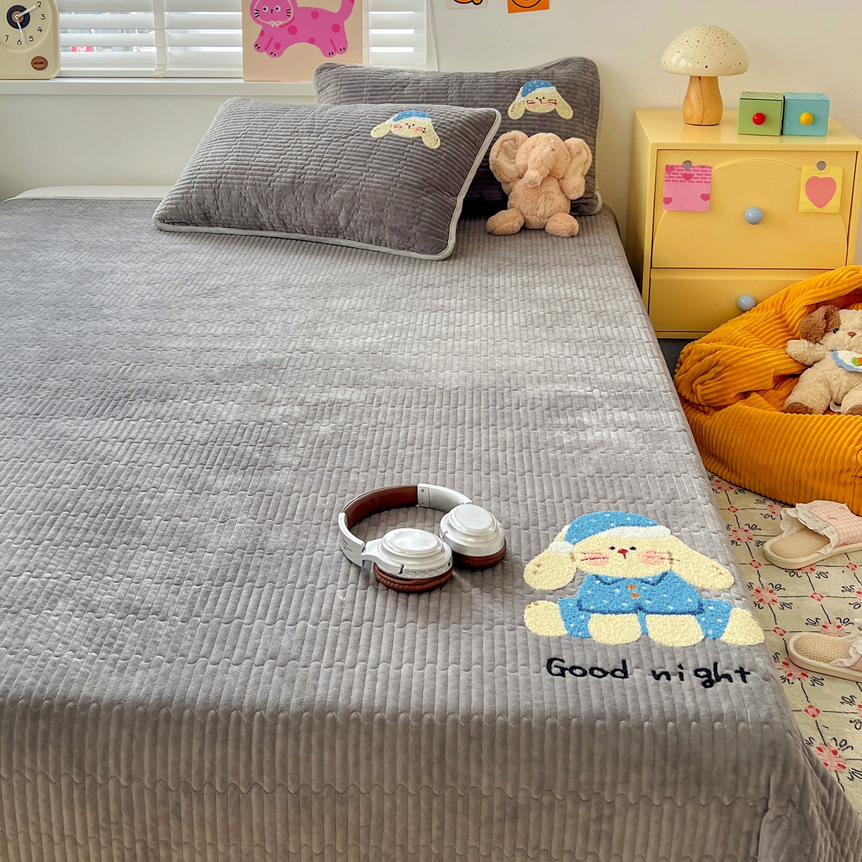 91家纺网 家纺一手货源 找家纺 鑫喜莱家纺 2025新款原创宝宝绒毛巾绣床盖三件套单床盖床垫单件床盖 晚安小兔