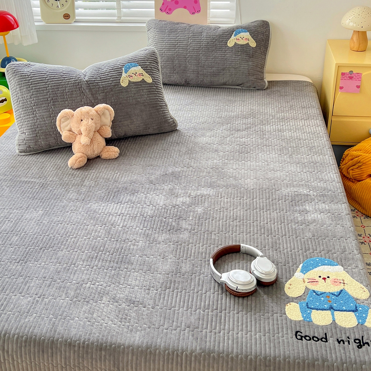 91家纺网 家纺一手货源 找家纺 鑫喜莱家纺 2025新款原创宝宝绒毛巾绣床盖三件套单床盖床垫单件床盖 晚安小兔