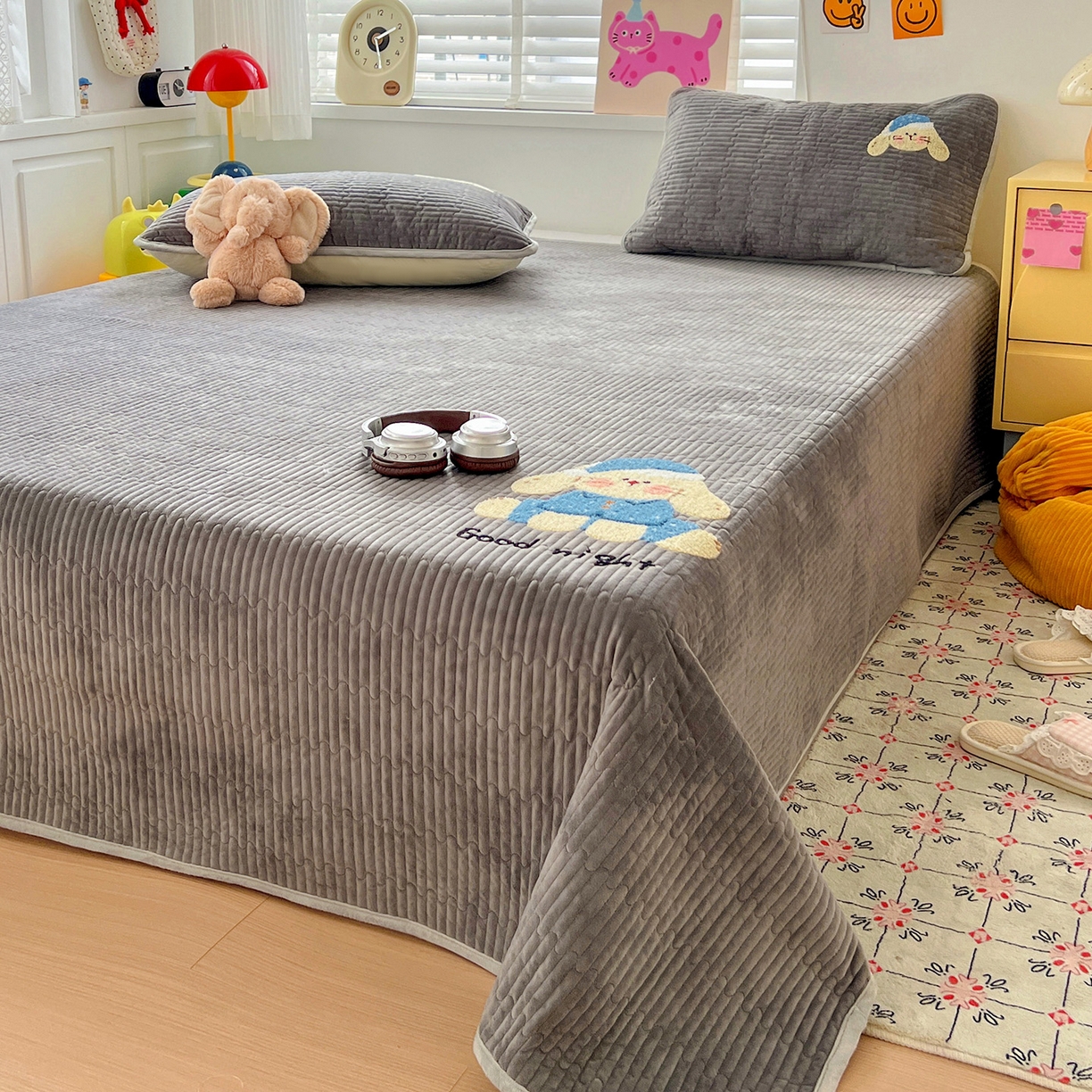 91家纺网 家纺一手货源 找家纺 鑫喜莱家纺 2025新款原创宝宝绒毛巾绣床盖三件套单床盖床垫单件床盖 晚安小兔