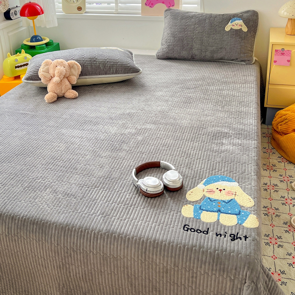 91家纺网 家纺一手货源 找家纺 鑫喜莱家纺 2025新款原创宝宝绒毛巾绣床盖三件套单床盖床垫单件床盖 晚安小兔