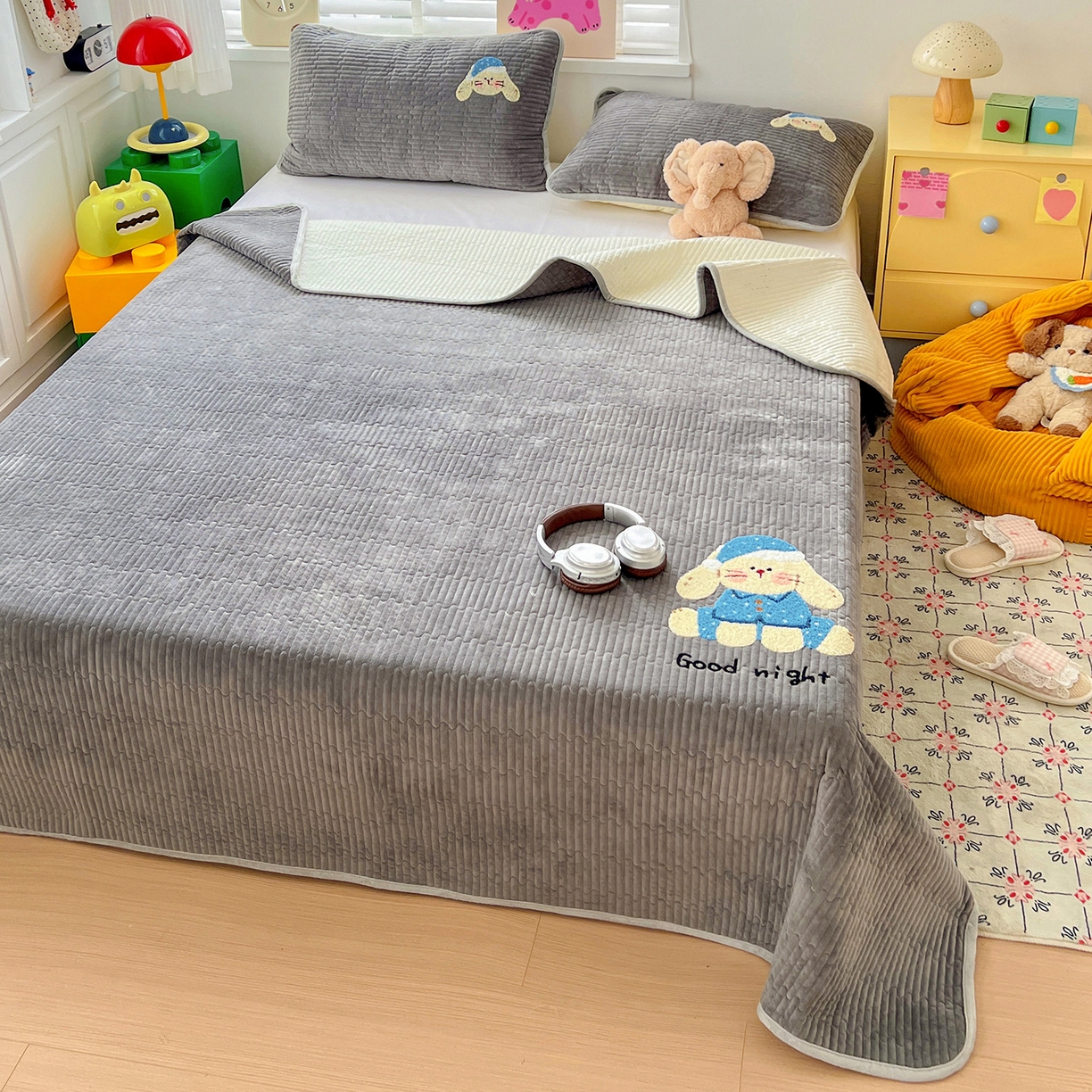 91家纺网 家纺一手货源 找家纺 鑫喜莱家纺 2025新款原创宝宝绒毛巾绣床盖三件套单床盖床垫单件床盖 晚安小兔