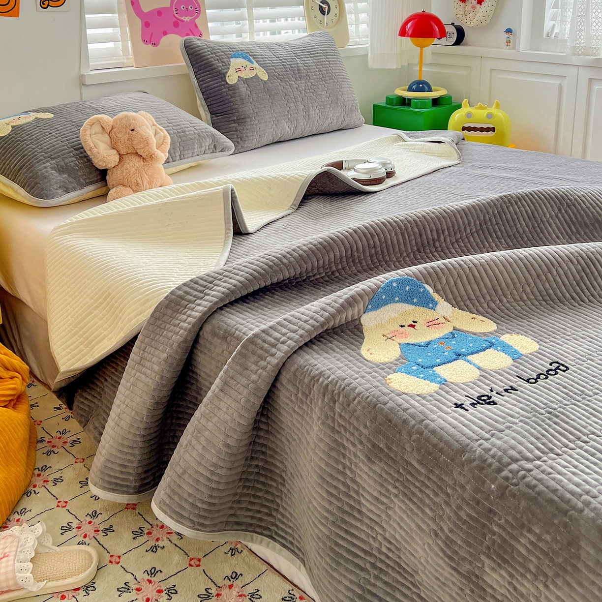 91家纺网 家纺一手货源 找家纺 鑫喜莱家纺 2025新款原创宝宝绒毛巾绣床盖三件套单床盖床垫单件床盖 晚安小兔