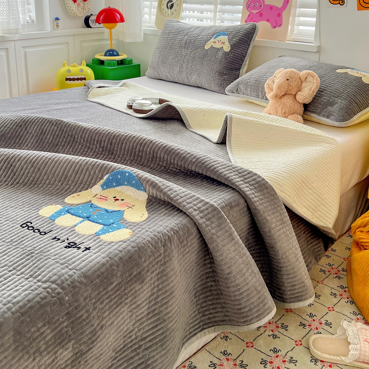 91家纺网 家纺一手货源 找家纺 鑫喜莱家纺 2025新款原创宝宝绒毛巾绣床盖三件套单床盖床垫单件床盖 晚安小兔