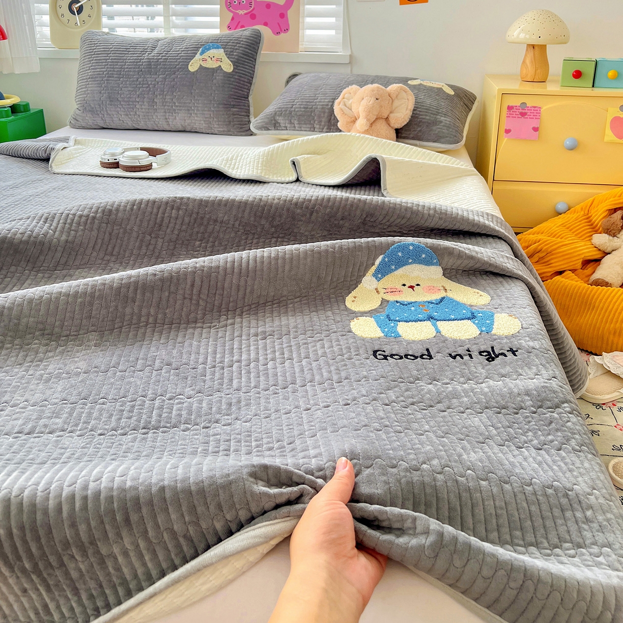 91家纺网 家纺一手货源 找家纺 鑫喜莱家纺 2025新款原创宝宝绒毛巾绣床盖三件套单床盖床垫单件床盖 晚安小兔