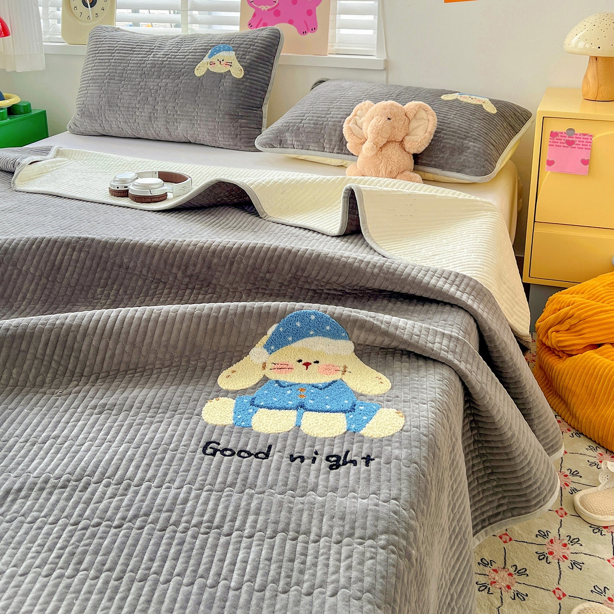 91家纺网 家纺一手货源 找家纺 鑫喜莱家纺 2025新款原创宝宝绒毛巾绣床盖三件套单床盖床垫单件床盖 晚安小兔