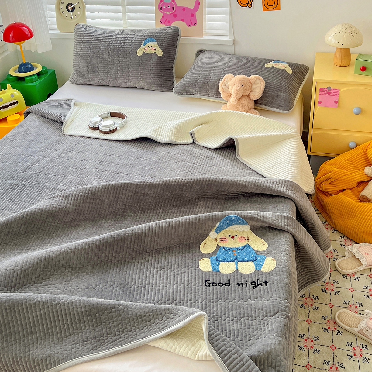 91家纺网 家纺一手货源 找家纺 鑫喜莱家纺 2025新款原创宝宝绒毛巾绣床盖三件套单床盖床垫单件床盖 晚安小兔