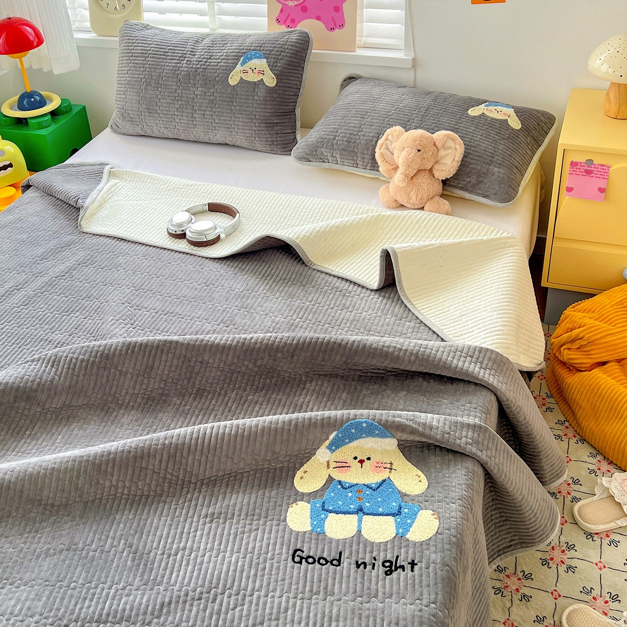 91家纺网 家纺一手货源 找家纺 鑫喜莱家纺 2025新款原创宝宝绒毛巾绣床盖三件套单床盖床垫单件床盖 晚安小兔