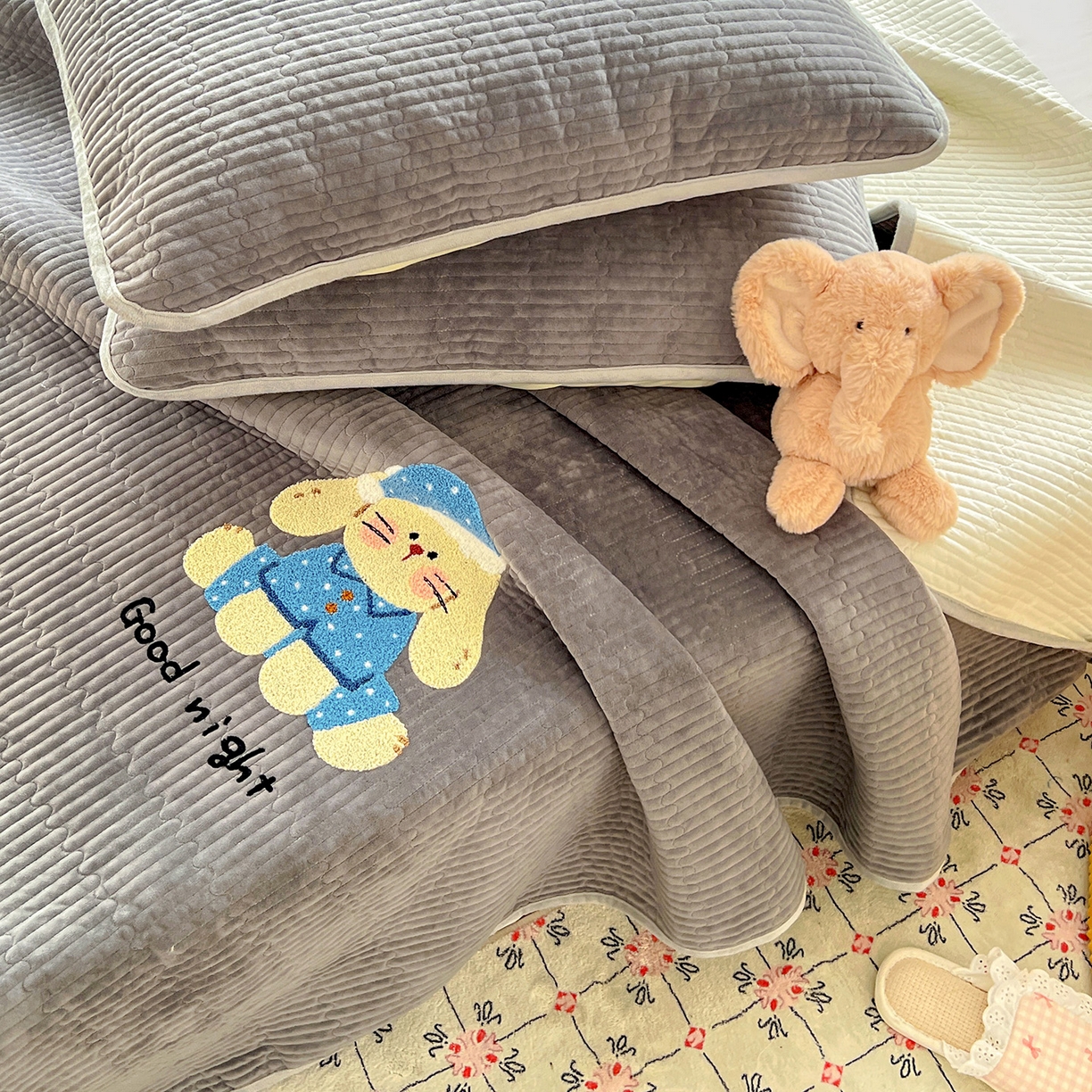 91家纺网 家纺一手货源 找家纺 鑫喜莱家纺 2025新款原创宝宝绒毛巾绣床盖三件套单床盖床垫单件床盖 晚安小兔