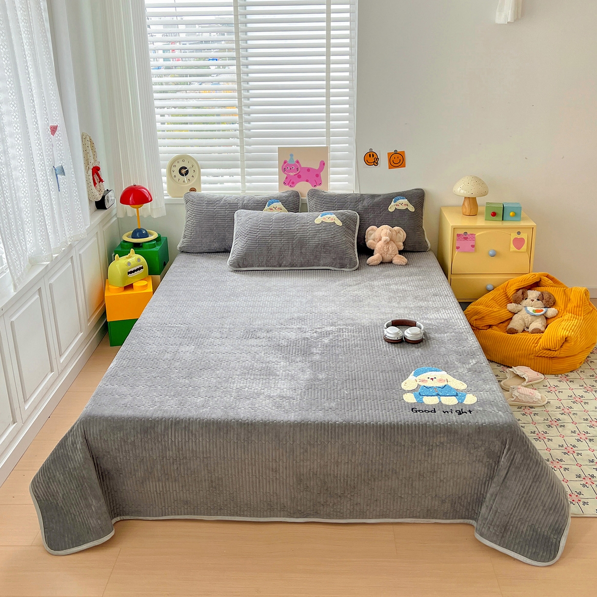 91家纺网 家纺一手货源 找家纺 鑫喜莱家纺 2025新款原创宝宝绒毛巾绣床盖三件套单床盖床垫单件床盖 晚安小兔