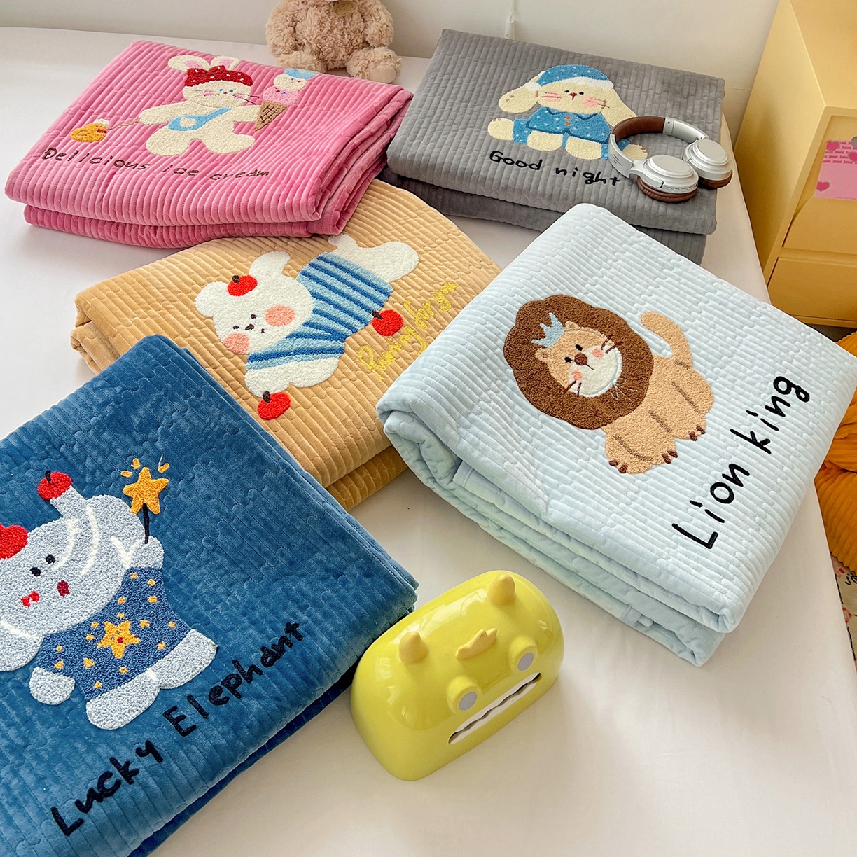 91家纺网 家纺一手货源 找家纺 鑫喜莱家纺 2025新款原创宝宝绒毛巾绣床盖三件套单床盖床垫单件床盖 组合图（仅供展示不可下单）