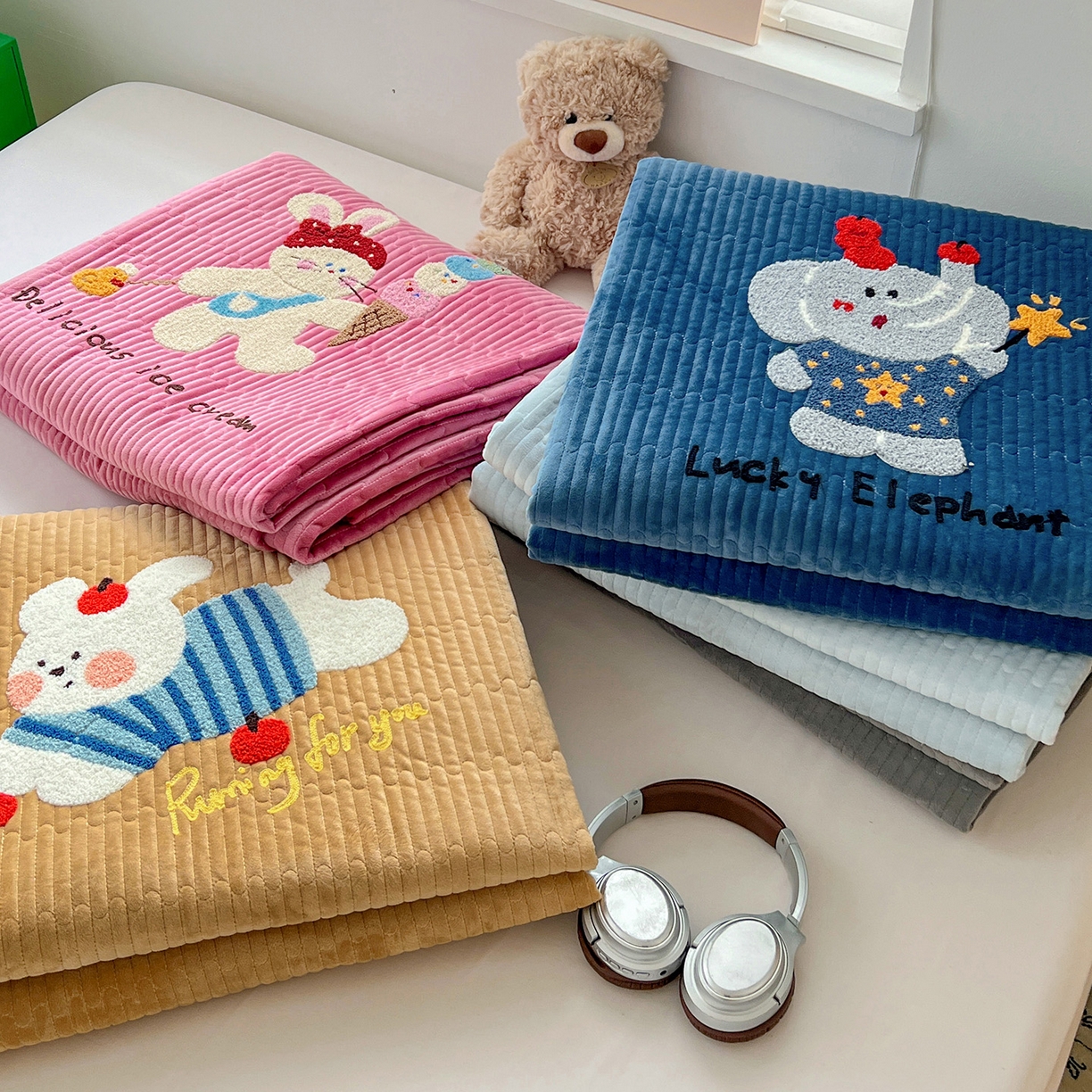 91家纺网 家纺一手货源 找家纺 鑫喜莱家纺 2025新款原创宝宝绒毛巾绣床盖三件套单床盖床垫单件床盖 组合图（仅供展示不可下单）