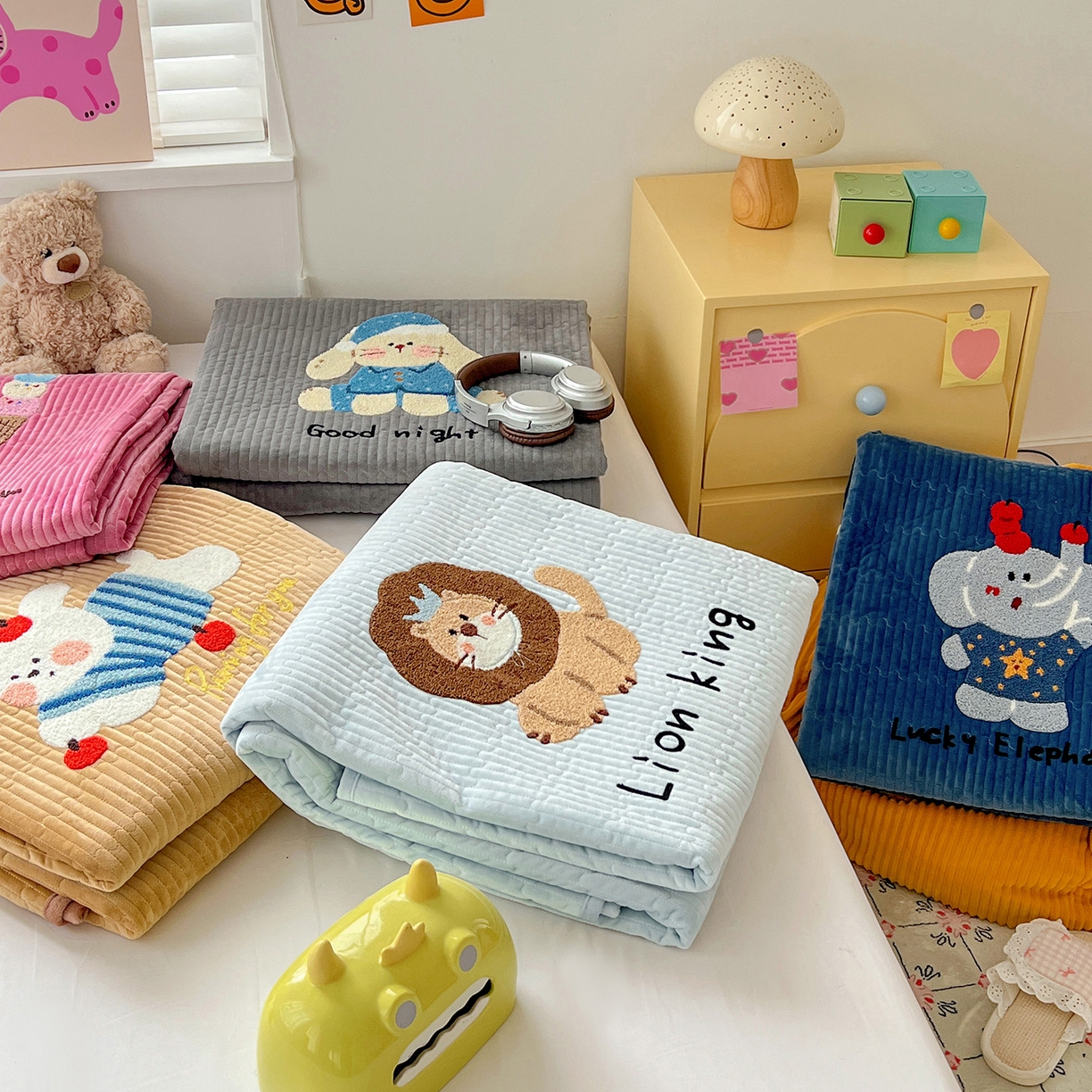 91家纺网 家纺一手货源 找家纺 鑫喜莱家纺 2025新款原创宝宝绒毛巾绣床盖三件套单床盖床垫单件床盖 组合图（仅供展示不可下单）