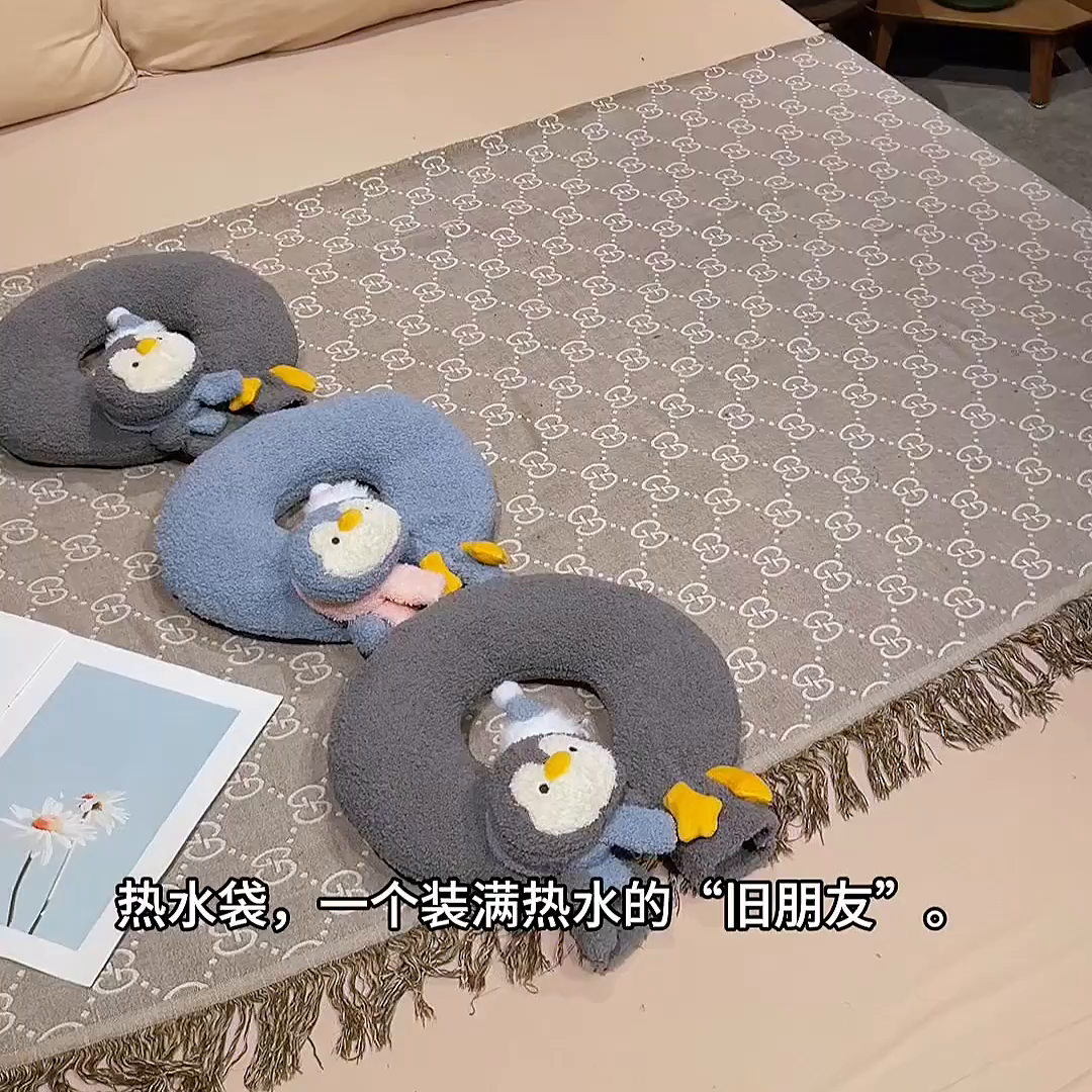 91家纺网 家纺一手货源 找家纺 （总）仟亿莱 2025新款ins企鹅u型颈枕热水袋