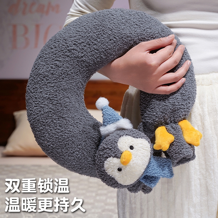 91家纺网 家纺一手货源 找家纺 （总）仟亿莱 2025新款ins企鹅u型颈枕热水袋