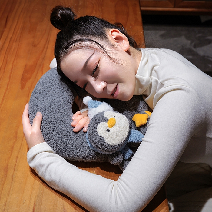 91家纺网 家纺一手货源 找家纺 （总）仟亿莱 2025新款ins企鹅u型颈枕热水袋