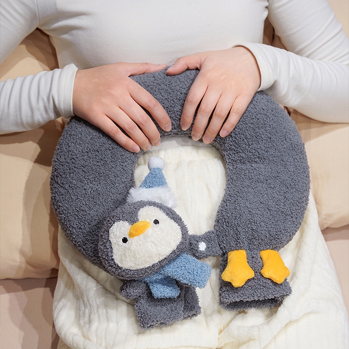 91家纺网 家纺一手货源 找家纺 （总）仟亿莱 2025新款ins企鹅u型颈枕热水袋